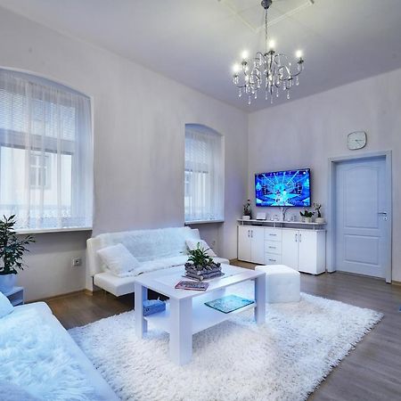 Apartman Bb Centrum Banska Bystrica Luaran gambar